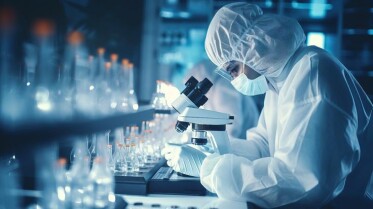 خدمات توالی یابی سنگر و NGS و محقق آزمایشگاه و زیست شناسی که داره کار تحقیقاتی میکنه